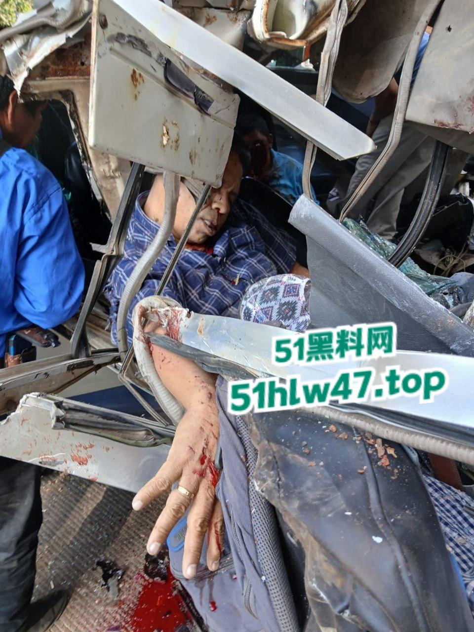 【血腥恐怖】印尼发生惨烈车祸,超速行驶失控后撞上前方货车,导致多人死亡司机直接面目全非。-2