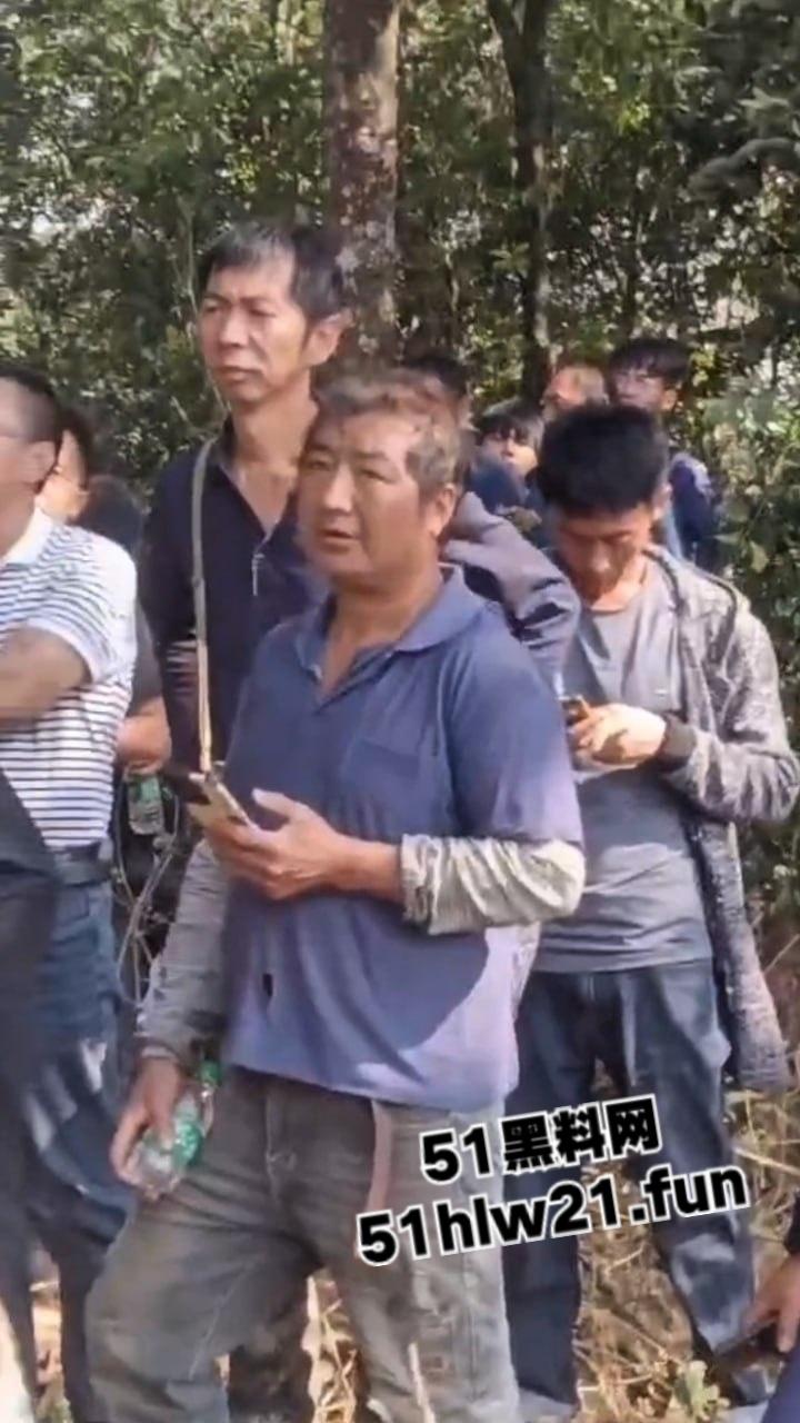 云南保山出租车司机遭乘客劫杀,凶手夺车而逃焚车自杀,嫌犯遗体被村民上山干活时发现。-4