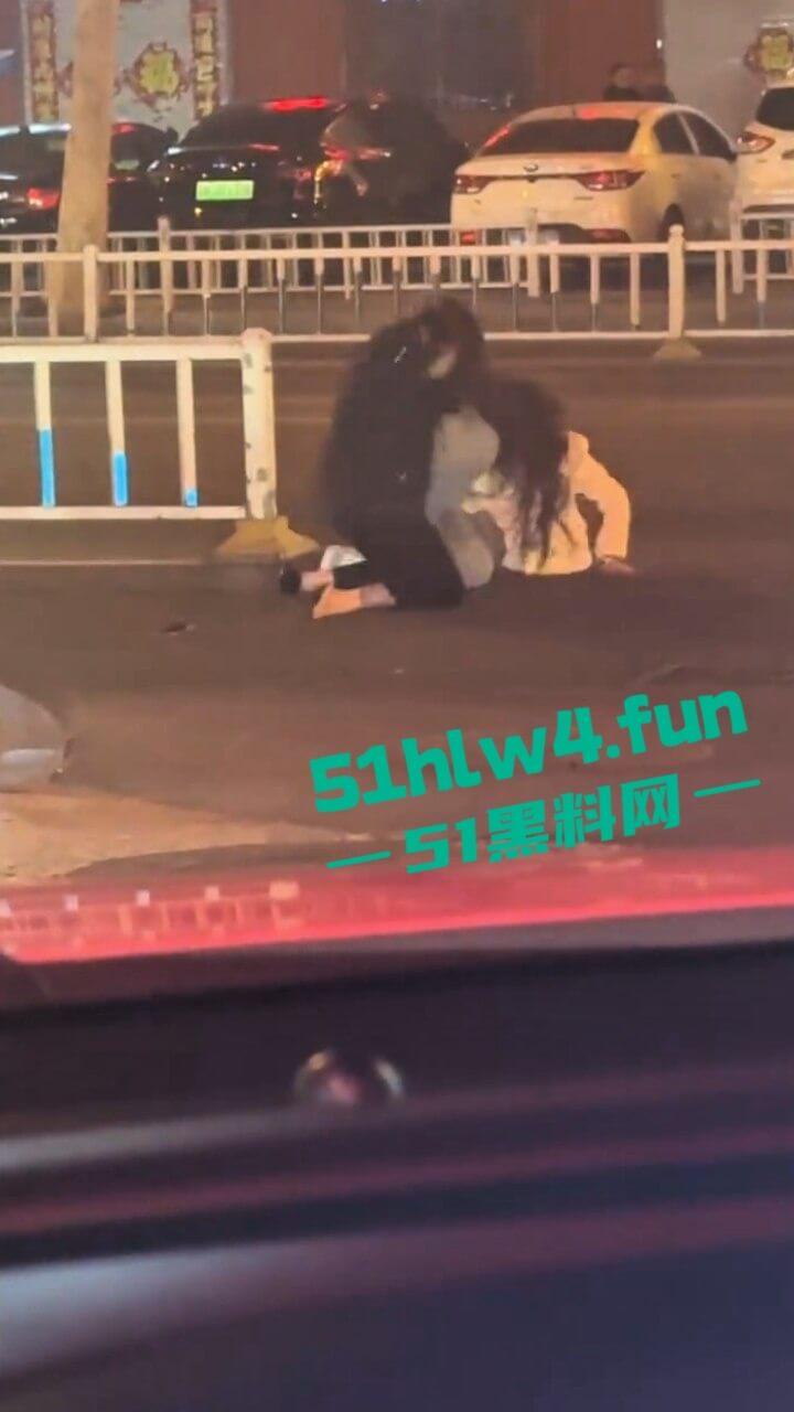 两美女街边对战,拿高跟鞋疯狂打砸据悉是小三被抓,原配暴怒殴打这小三一看就是个嫩妹。-1