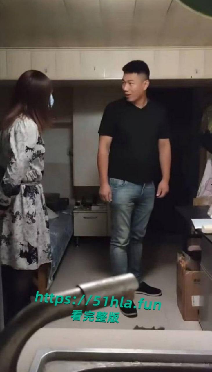 TS伪娘阿红劲爆大瓜,油腻大叔浓妆艳抹,专约帅气直男小伙,毒龙口爆后入肛穴,榨精堪比职业骚鸡!-7