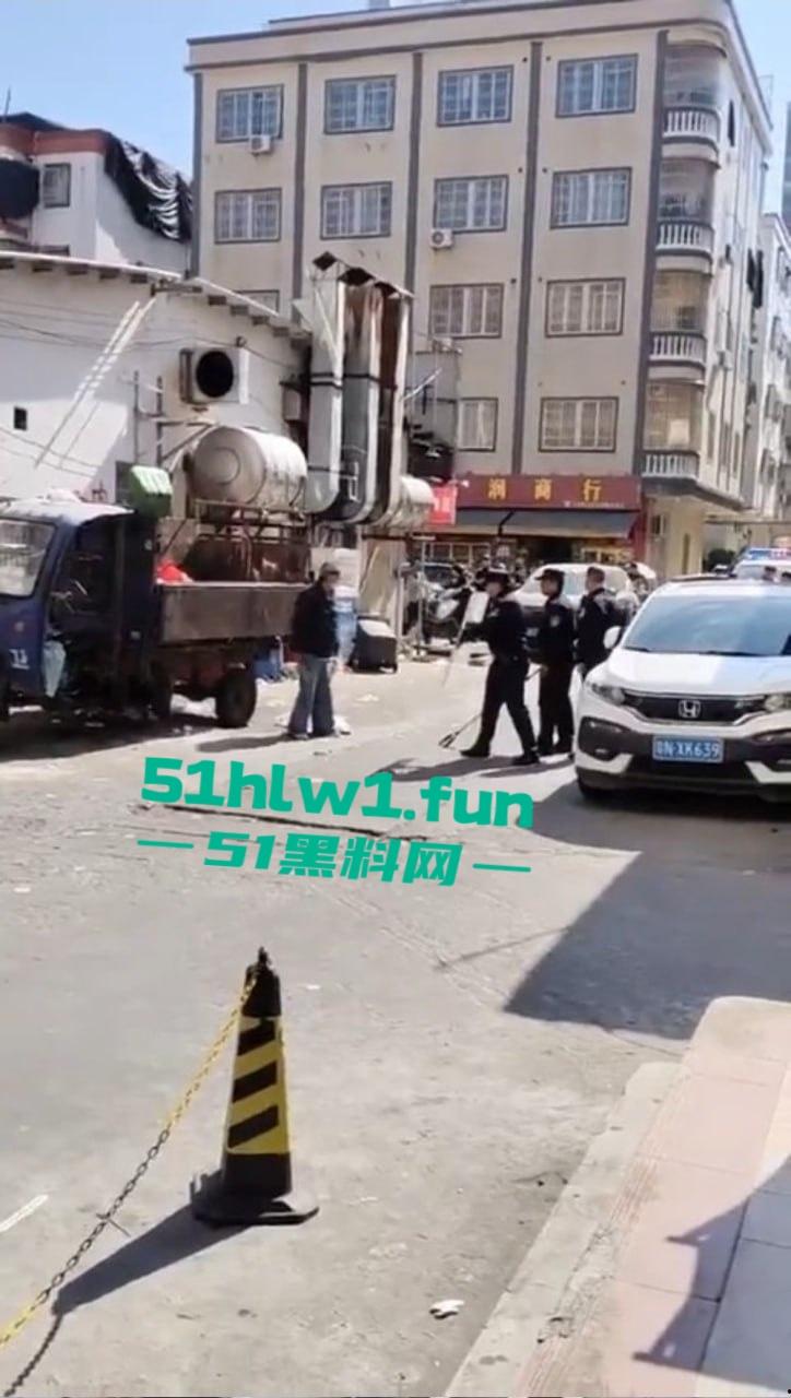 广东海丰县中年大爷手持菜刀怒怼警察,单挑三防爆盾,硬刚场面炸裂牛逼到飞起!-4