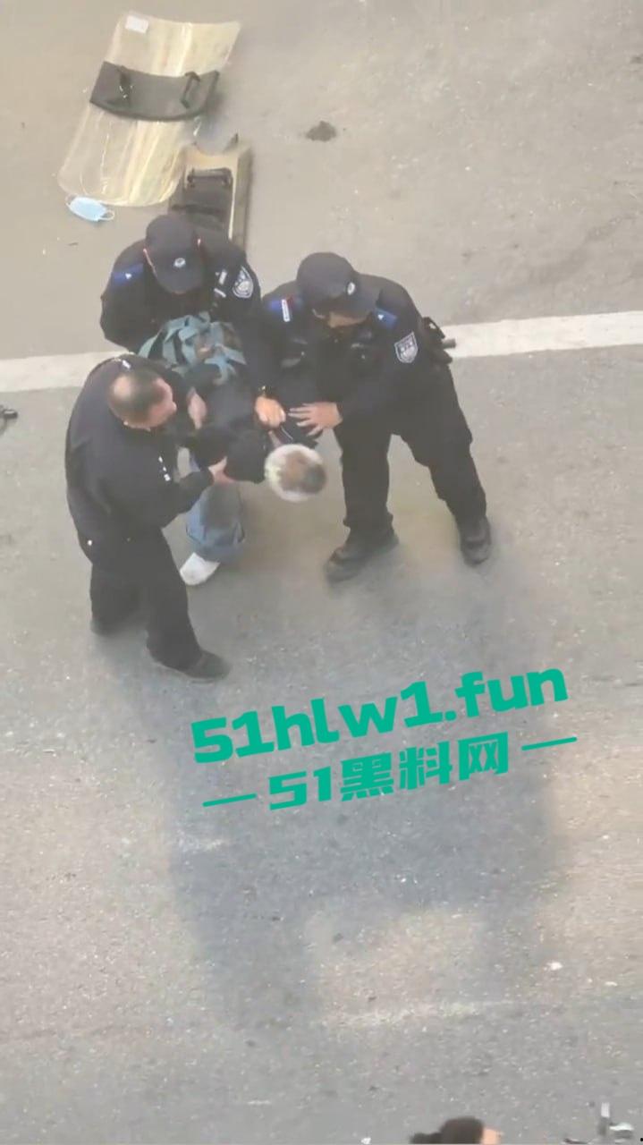 广东海丰县中年大爷手持菜刀怒怼警察,单挑三防爆盾,硬刚场面炸裂牛逼到飞起!-6