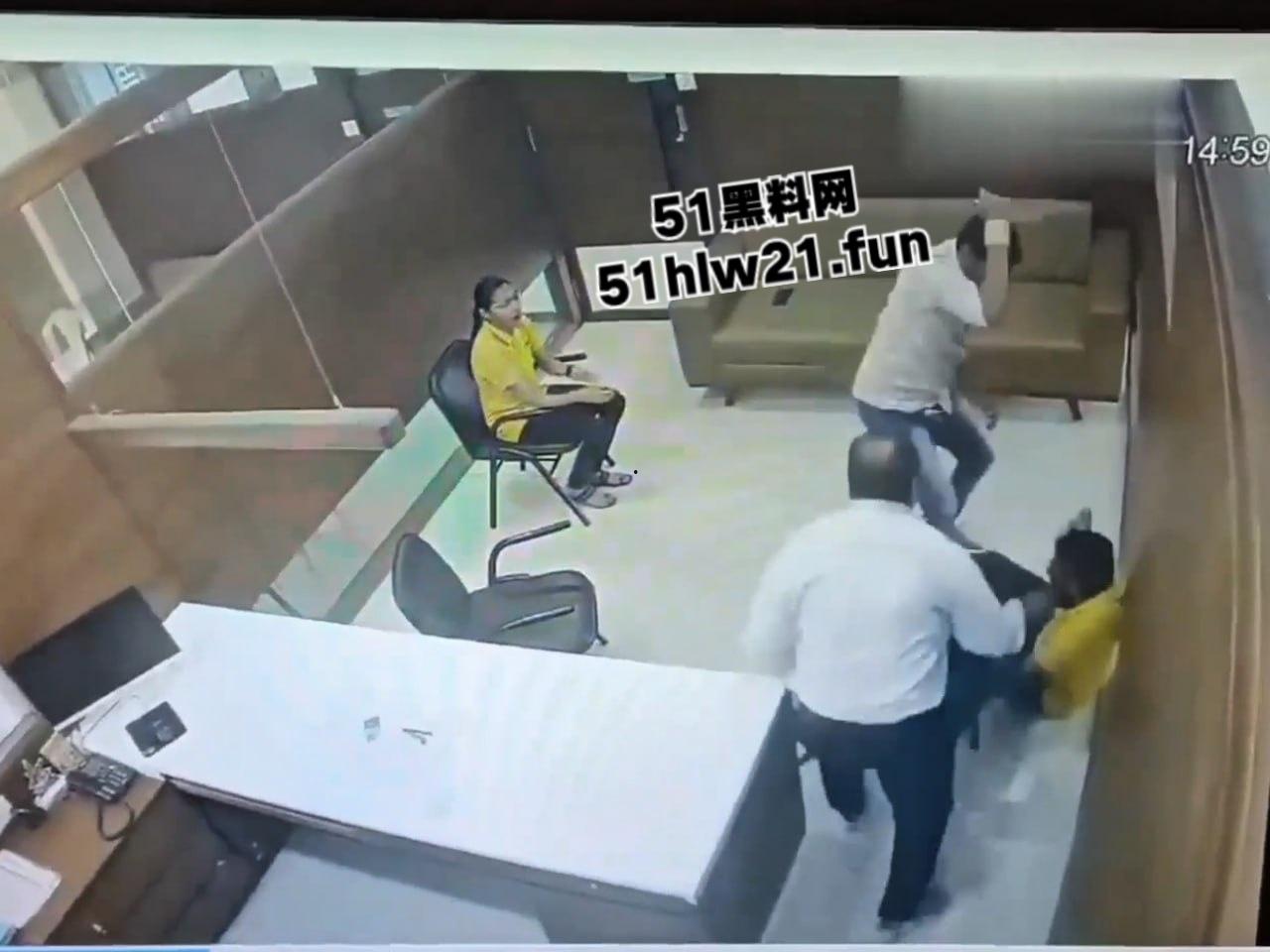 印度保险公司杀人案，男子母亲生病住院找医保公司报销，结果各种理由推脱遭男子持刀猛捅。-1