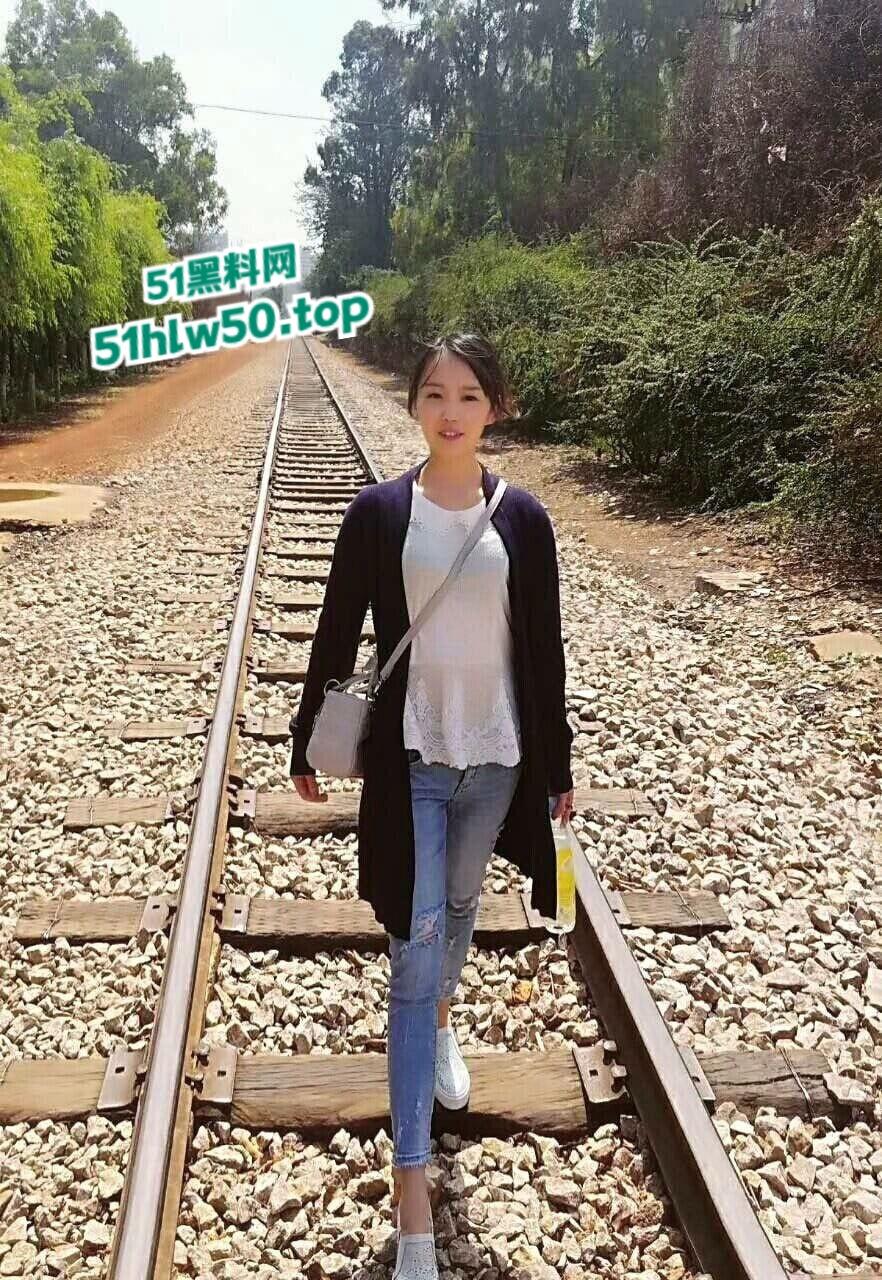 云南昆明汽车销售员【冰冰】淫荡人妻,淫乱视频惨遭情人泄密流出,黑丝骚穴特写!-7