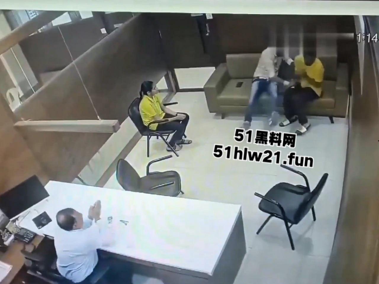 印度保险公司杀人案，男子母亲生病住院找医保公司报销，结果各种理由推脱遭男子持刀猛捅。-3