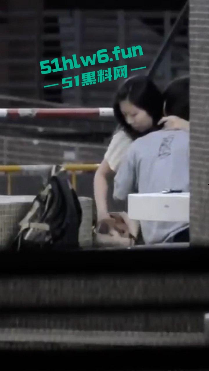 瓜友投稿,成都街头拍摄激情男女当街抠逼,女主表情销魂又迷离,不知道爽飞多少次了!-1