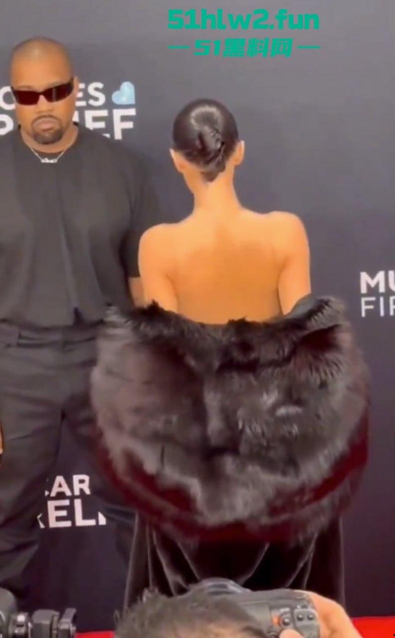 侃爷娇妻真空亮相格莱美红毯,公然上演户外露出全场惊呆!这尺度连镜头都不敢眨眼。-7