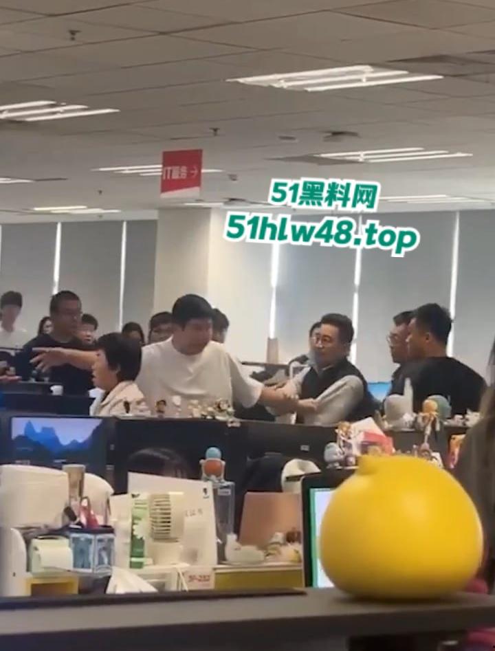 京东员工神操作借职务之便,睡供应商老婆被老公发现后,携全家到公司讨要说法。-6