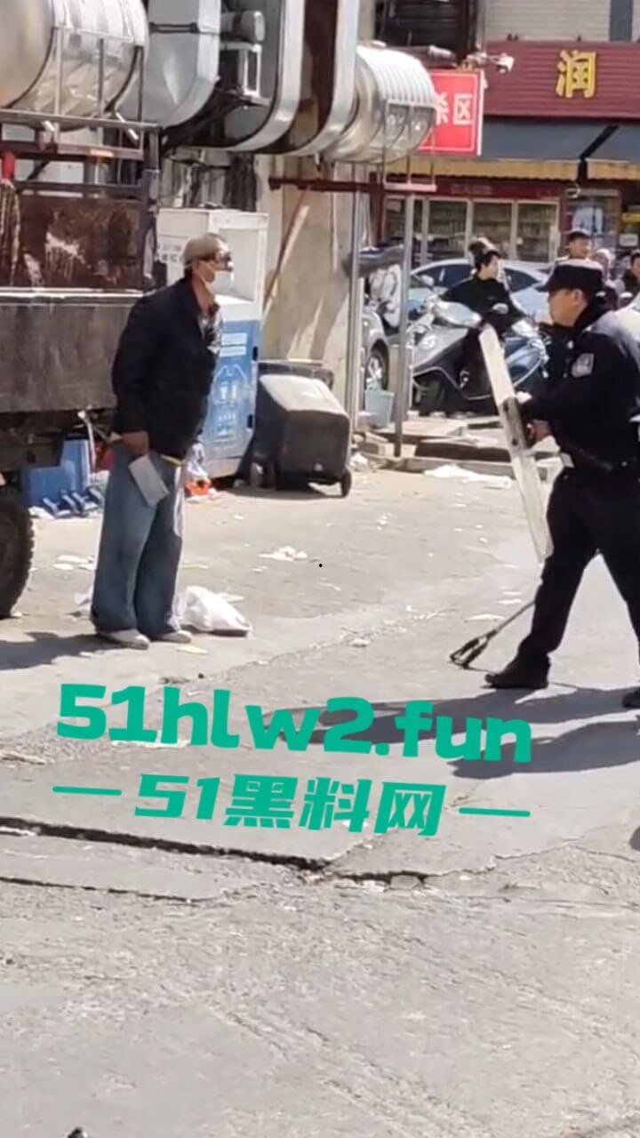 汕尾市海丰县持刀匪徒和帽子叔叔对峙被抓,王某抢劫犯此前有吸毒史逮捕现场视频曝光。-1