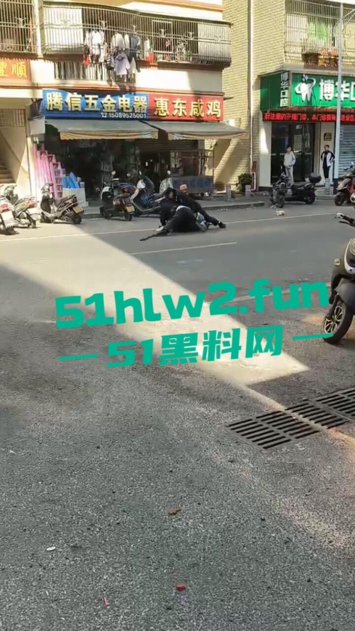 汕尾市海丰县持刀匪徒和帽子叔叔对峙被抓,王某抢劫犯此前有吸毒史逮捕现场视频曝光。-6