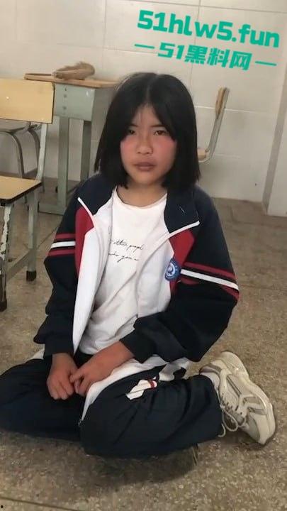 广西南宁又现渣女校园覇凌,木棍打头致出血场面暴力令人发指,现场霸凌视频曝光。-3