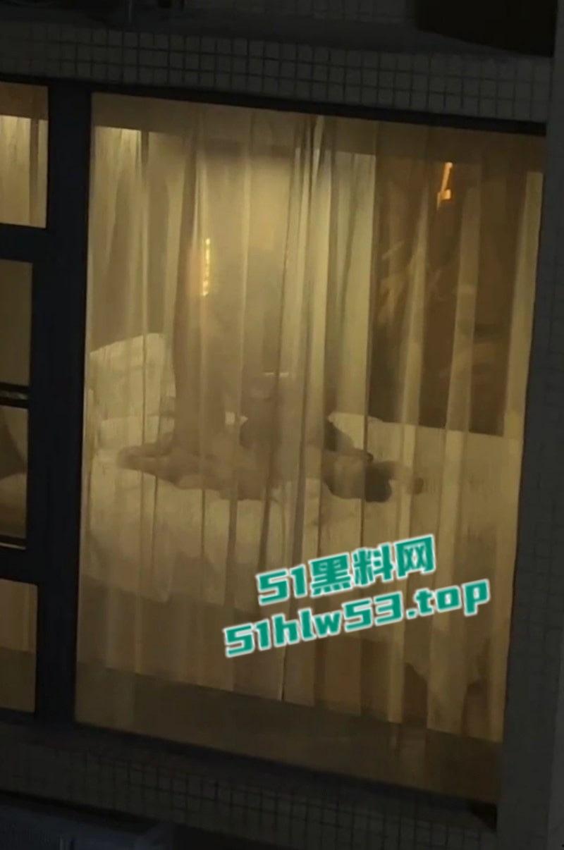 饥渴情侣隔窗激情交合，多体位打桩遭偷拍，妹子身材超火辣，观众比当事人还激动！-1