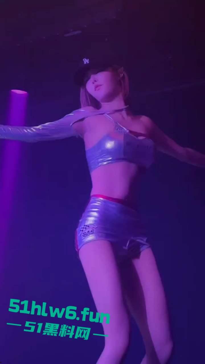 抖音顶级女神【DJNico爱跳舞】两百多万粉丝博主,因其绝美的颜值和顶级的身材吸粉无数,约炮大屌体育生视频曝光。-5