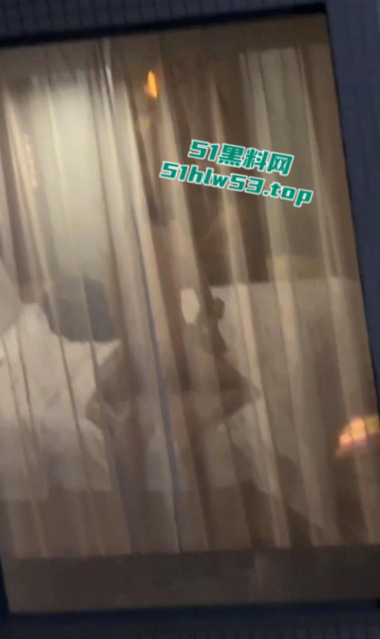 饥渴情侣隔窗激情交合，多体位打桩遭偷拍，妹子身材超火辣，观众比当事人还激动！-4