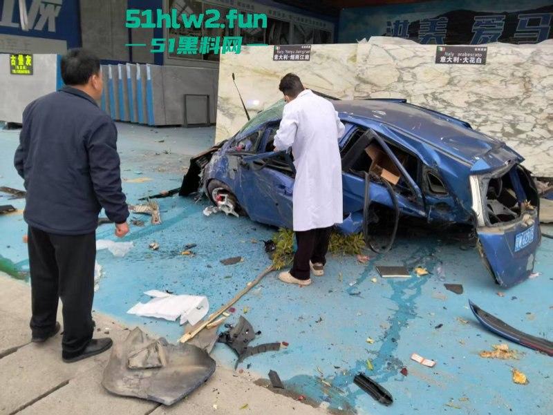 广东一轿车失控撞上路牙当场稀巴烂,司机被撞到懵逼当场灵魂出窍,现场监控视频流出。-3