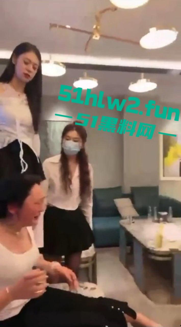 陪酒圈太狠了美女陪酒小妹被按住灌尿凌辱,几个集美联手欺负抢大哥的女人,集美上演塑料姐妹花大战-1